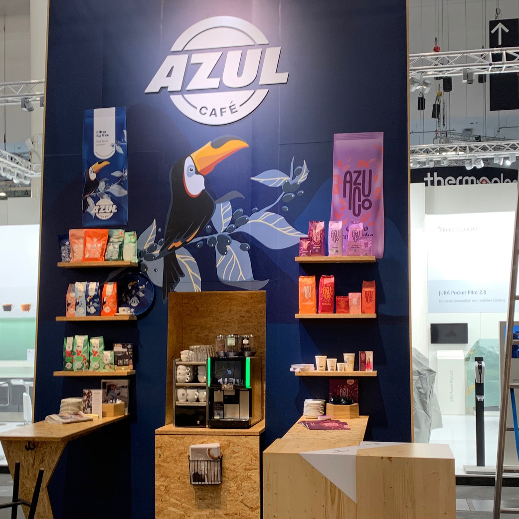 Grafikwände mit eingebauten Regalen, Podesten direkt und indirekt beleuchtet