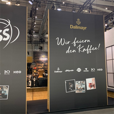 Grafikwände mit eingebauten Regalen, Podesten direkt und indirekt beleuchtet