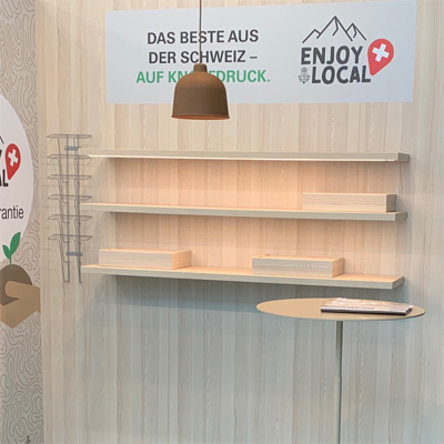 Regal Lokal beleuchtet